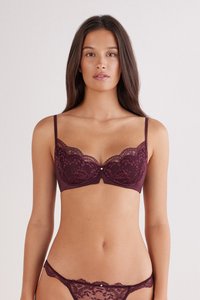 Burgundy spets-balkong-bh med vågiga kanter, justerbara band och liten detalj i mitten. Har blommönster och en slät yta.