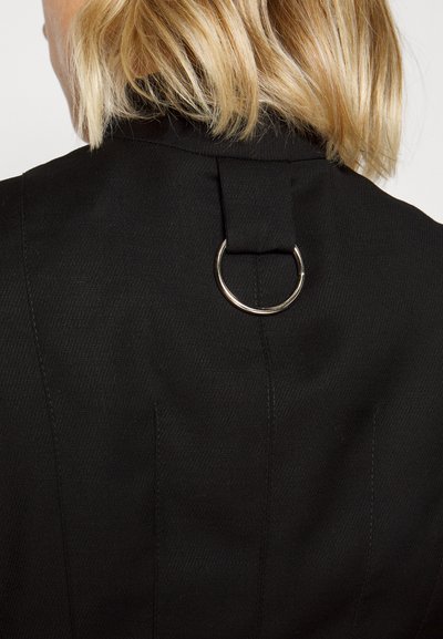 Materiel SCULPTED BUCKLE  - Žakete - black