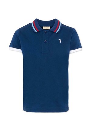 Polo blu navy a maniche corte con due bottoni, colletto a righe blu e rosso, polsini bianchi e piccolo logo bianco ricamato sul petto.