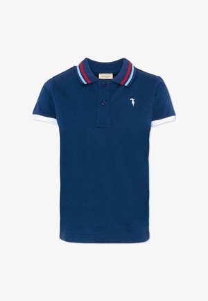 Polo blu navy a maniche corte con due bottoni, colletto a righe blu e rosso, polsini bianchi e piccolo logo bianco ricamato sul petto.