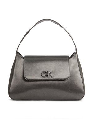 Elegante graue Schultertasche mit einem einzigen Riemen und einer vorderen Klappe, die ein kleines, metallisches "CK"-Logo-Emblem trägt.
