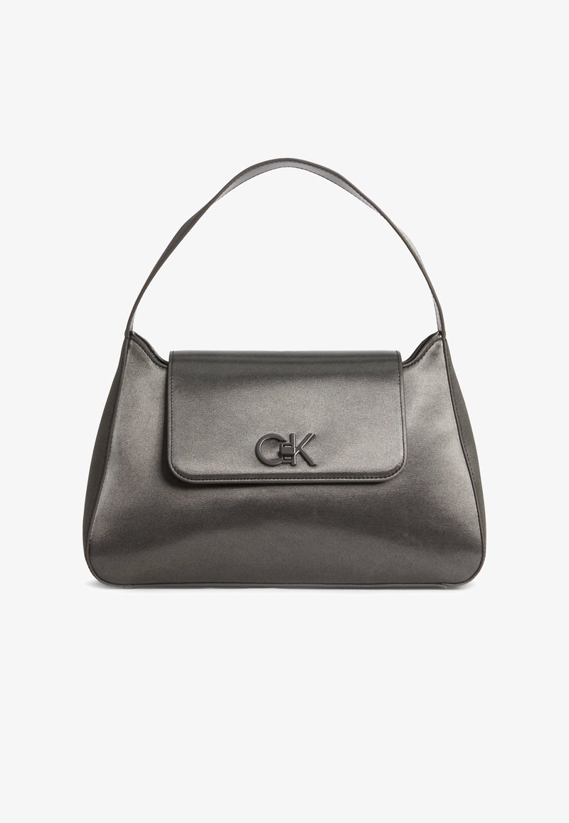 Sac à épaule gris élégant avec une seule bandoulière et un rabat avant affichant un petit emblème métallique "CK".