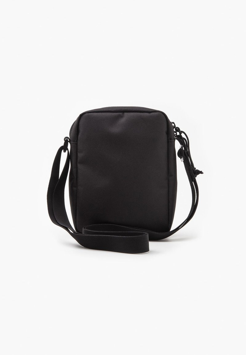 Bolso pequeño negro de bandolera hecho de tela texturizada, con cierre de cremallera y correa ajustable para mayor comodidad.