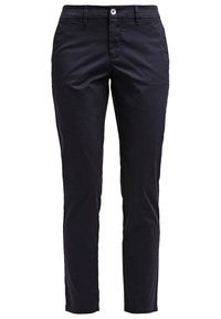 Chino en coton noir avec une coupe slim, présentant une fermeture à bouton sur le devant, des passants de ceinture et deux poches latérales. Texture lisse avec des détails minimaux.