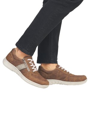 Baskets en cuir marron avec une semelle blanche, dotées de lacets roses et d'une fermeture éclair sur le côté, complétées par une rayure accent gris.
