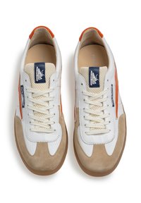 Sneakers bianchi e beige con dettagli arancioni, realizzati in suede e mesh, punta rotonda, suola in gomma piatta e lacci a contrasto.
