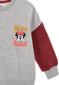 Grauer Sweatshirt mit roten, flauschigen Ärmeln. Mit einem Minnie-Maus-Motiv und dem Text "Minnie Mindset" in Gelb und Pink. Weiche Baumwollmischung.