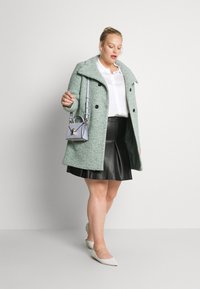 ONLY Carmakoma CARNEWSOPHIA - Casaco clássico - frosty green