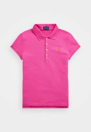 Paita polo dalam warna pink cerah yang terbuat dari katun, dilengkapi dengan kerah, lengan pendek, placket lima kancing, dan logo kuning yang kontras di dada.