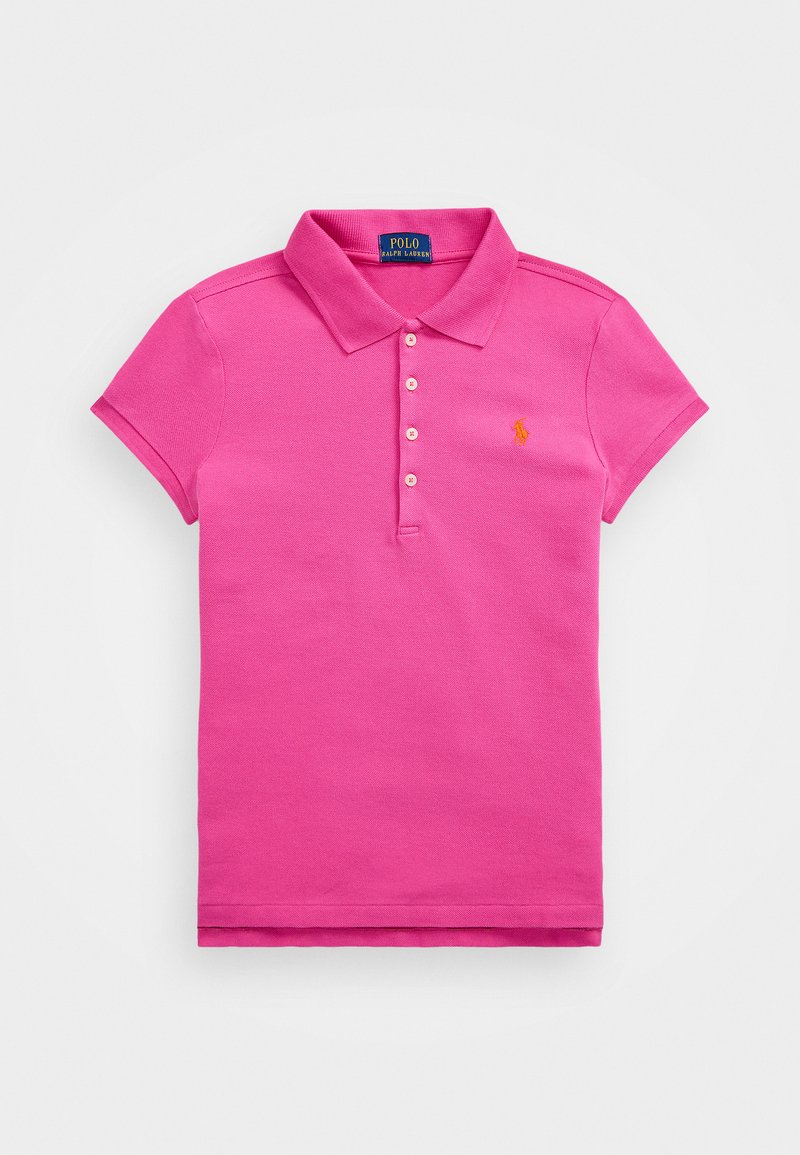 Polo en coton rose vif, with un col, des manches courtes, un plastron à cinq boutons et un logo jaune contrastant sur la poitrine.