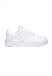 Sneaker bianco realizzato in materiale sintetico testurizzato. Presenta una punta rotonda, lacci piatti e una suola spessa con accenti decorativi.