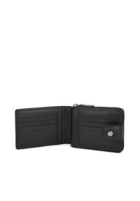 Atvērta melna ādas divdaļīga maka, kurā redzamas vairākas kartes nodalījumi, kabata ar aizdares pogu un nodalījums ar rāvējslēdzēju.