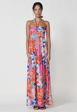 Abito maxi floreale in rosa, arancione e blu. Presenta un collo all'americana, vita elastica e design a strati; tessuto leggero con motivi vivaci.