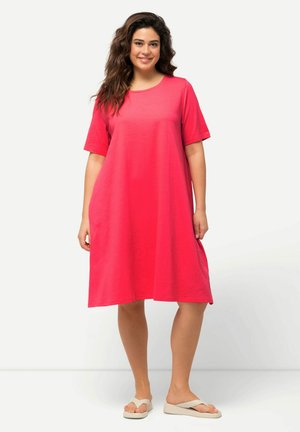 Ulla Popken A-LIJN RONDE HALS KORTE MOUWEN ZAKKEN - Robe en jersey - hibiscus red