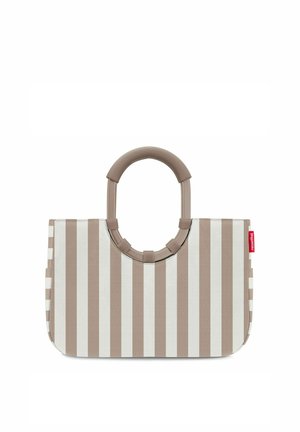 Sac fourre-tout à rayures verticales beige et blanches avec des poignées arrondies rembourrées et une petite étiquette de marque rouge sur le côté.