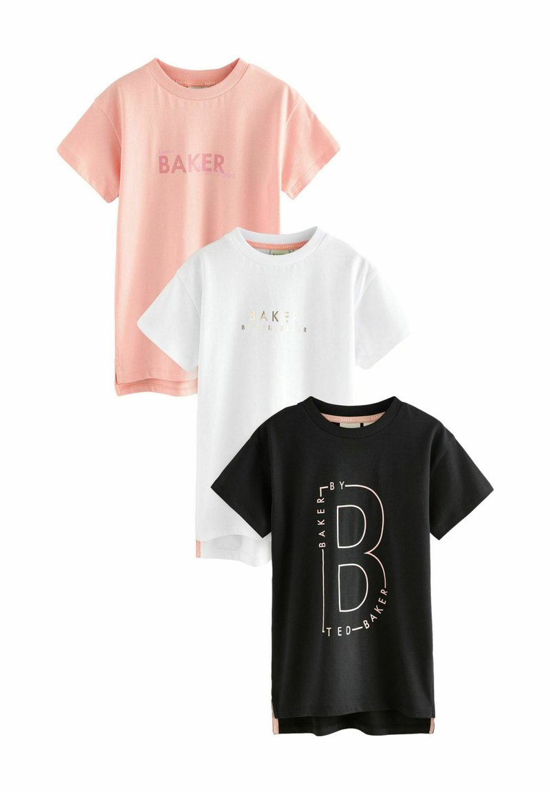 Tre T-shirts: en lyserød, en hvid, en sort. Hver har et logo med "BAKER" i forskellige skrifttyper. Blødt bomuldsstof, rund hals, korte ærmer.