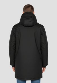 Schwarzer, isolierter Parka mit hohem Kragen und Kapuze. Verfügt über eine glatte Textur, lange Ärmel und einen geraden Schnitt. Minimalistisches Design.