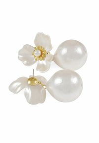 Vita pärldroppeörhängen med en blommönsterdesign som har en central pärla och gyllene accenter. Slät textur med en glansig yta.