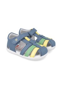 Sandalias de cuero azules con diseño abierto; presentan franjas de acento en amarillo, verde y blanco; correa de Velcro para un ajuste ajustable; suela texturada.