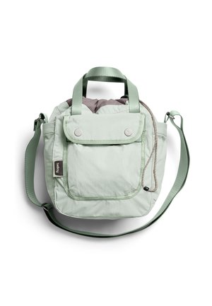 Sac épaule compact vert clair avec poche avant à rabat, double poignées, bandoulière réglable et fermeture par cordon coulissant.