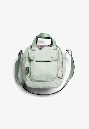 Sac épaule compact vert clair avec poche avant à rabat, double poignées, bandoulière réglable et fermeture par cordon coulissant.