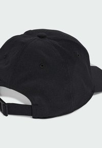 Gorra de béisbol negra con tela texturizada, correa ajustable en la parte trasera y ojales de ventilación. Corona suave y redondeada con visera plana.