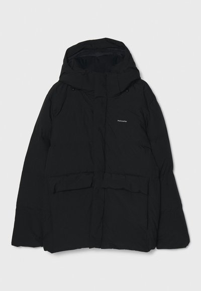 Pufjakke i sort, med hætte, frontknapper, to store lommer og et logo på brystet. Glat tekstur med et minimalistisk design.