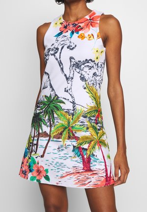 Bezrękawnikowa biała sukienka z kolorowym tropikalnym nadrukiem przedstawiającym palmy, kwiaty, wodę i małą żaglówkę.