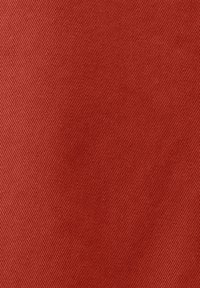 Tkanina w bogatym kolorze terakoty o finezyjnej, diagonalnej fakturze prążkowanej, z gładkim, tkanym wykończeniem na całej powierzchni.