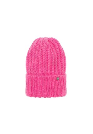 Różowa dziana czapka beanie z prążkowanym wzorem, z podwiniętym mankietem i metalowym akcentem z logo blisko podstawy. Miękka w dotyku.
