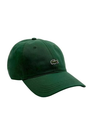Cappellino da baseball verde scuro con visiera curvata e piccolo logo di coccodrillo ricamato sulla parte frontale, isolato su sfondo bianco.