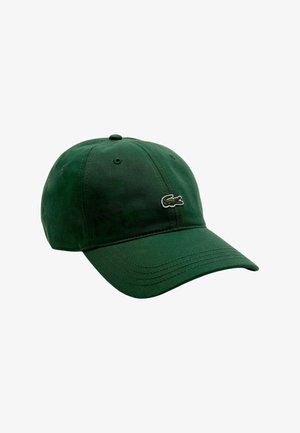 Cappellino da baseball verde scuro con visiera curvata e piccolo logo di coccodrillo ricamato sulla parte frontale, isolato su sfondo bianco.