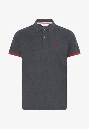 Polo gris oscuro con un tejido texturizado, mangas cortas, detalles rojos en el cuello y los puños, y un pequeño logo bordado en el pecho.