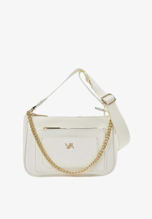 Bolso de hombro de cuero texturizado blanco con cadena dorada, bolsillo delantero con cremallera, correa ajustable y pequeño logo dorado en el bolsillo.