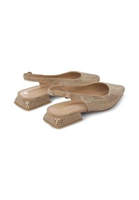 Tacones slingback en color beige con punta afilada, adornados con pedrería y un tacón cuadrado grueso con un acabado suave.