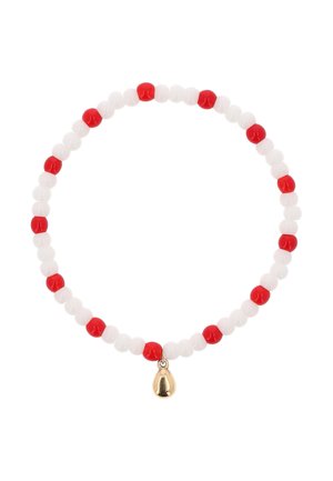 Brățară elastică cu mărgele rotunde alternante roșii și albe și un mic charm aurit în formă de picătură atârnând de ea.