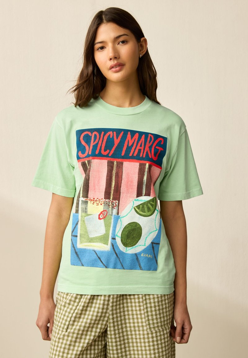 Ljusgrön t-shirt med en färgstark "SPICY MARG"-grafik, med illustrerade drycker och limeklyftor. Kortärmad och relaxed passform.