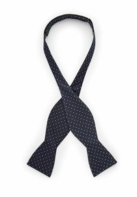 Navyblå fluga med polka prickar, tillverkad av slät tyg, med en klassisk fjärilsform och en design med platt och spetsig ände.