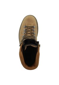Bota de senderismo de ante marrón con ojales de metal y cordones oscuros. Cuello acolchado y forro interior texturizado. Suela resistente con dibujo visible.