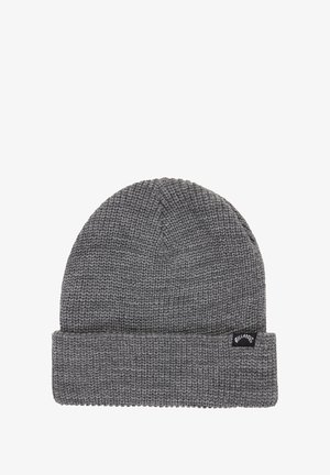 Gorro de punto gris con un dobladillo. Hecho de una mezcla de lana texturizada, con un pequeño parche negro con el logo en el lateral.