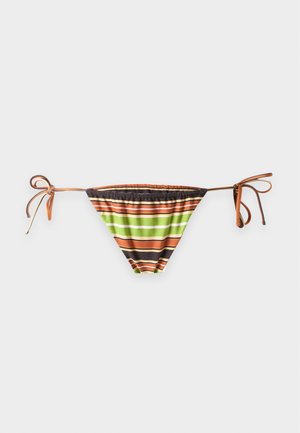 Pruhované bikiny spodný diel so zaväzovaním na bokoch v hnedej, zelenej, oranžovej a čiernej farbe na jednoduchom svetlom pozadí.