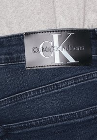 Calvin Klein Jeans SLIM - Calças de ganga justas - denim dark