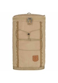 Zaino cilindrico khaki realizzato in tessuto resistente, dotato di zip superiore, impunture decorative, dettaglio con cordino elastico e patch in pelle con logo.