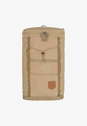 Zaino cilindrico khaki realizzato in tessuto resistente, dotato di zip superiore, impunture decorative, dettaglio con cordino elastico e patch in pelle con logo.