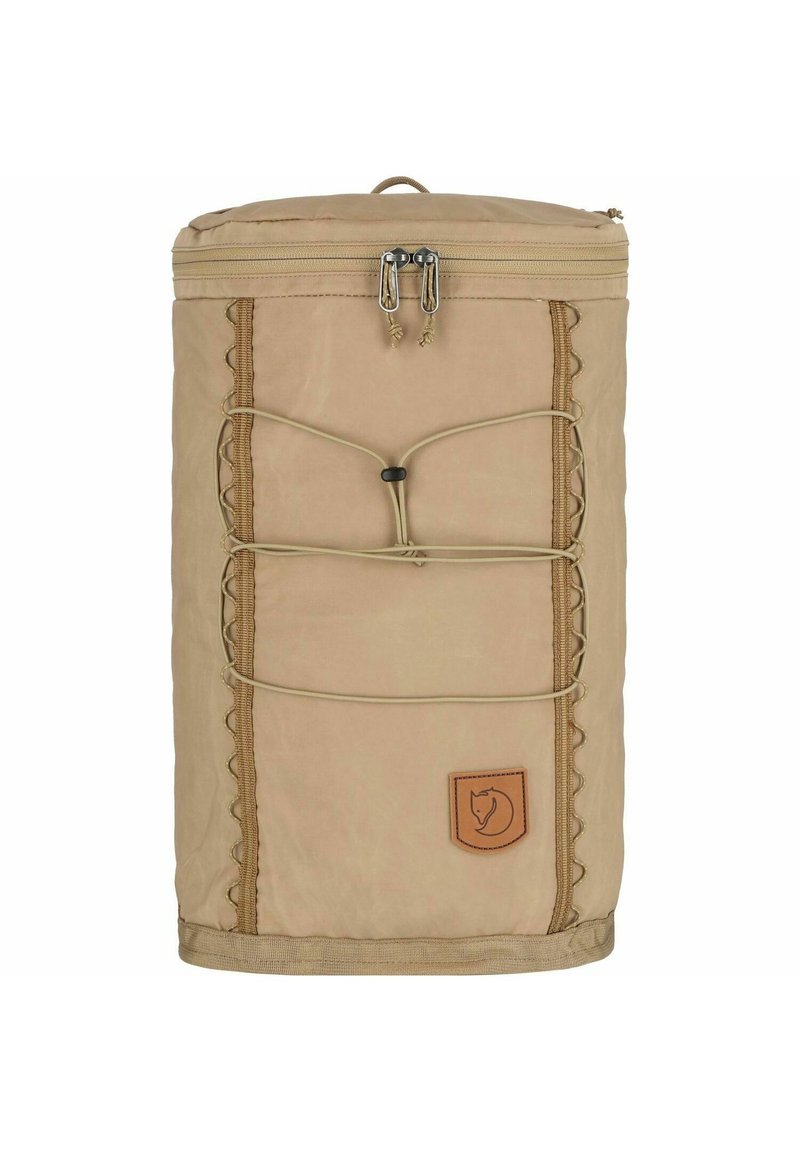 Zaino cilindrico khaki realizzato in tessuto resistente, dotato di zip superiore, impunture decorative, dettaglio con cordino elastico e patch in pelle con logo.