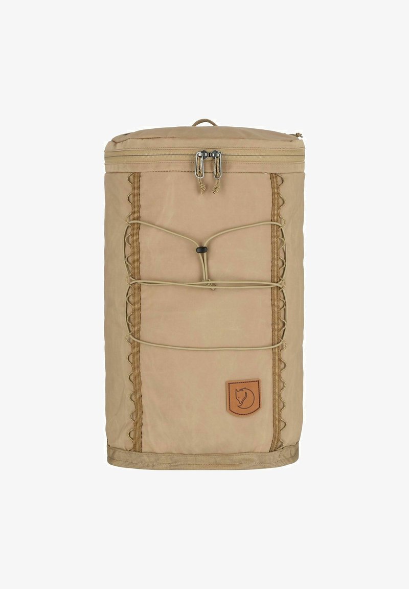 Zaino cilindrico khaki realizzato in tessuto resistente, dotato di zip superiore, impunture decorative, dettaglio con cordino elastico e patch in pelle con logo.