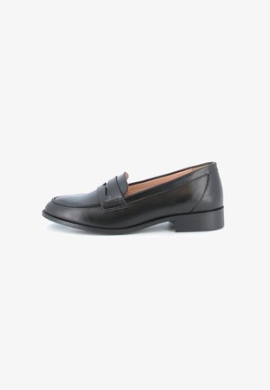 Mocassin pour homme en cuir noir avec talon bas, bout arrondi et détails de bande penny, présenté en profil latéral sur fond blanc.