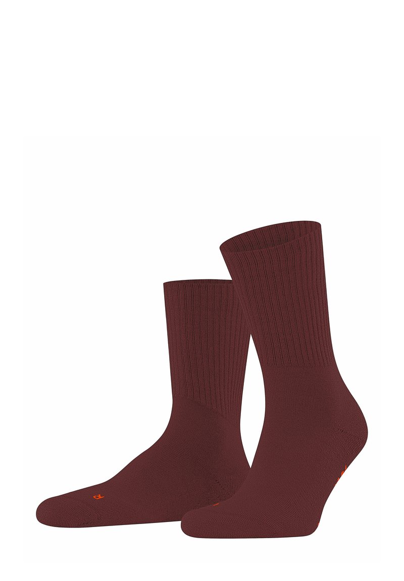 Bordeauxfarbene Baumwollsocken mit gerippter Textur, nebeneinander auf einem weißen Hintergrund präsentiert, mit dezentem orangefarbenem Branding an der Sohle.