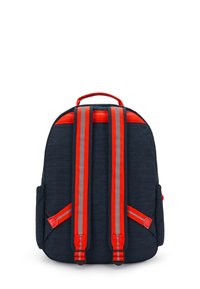 Námořnický batoh s červenými popruhy a akcenty, vybavený horním úchopem, dvěma postranními kapsami a polstrovaným zádovým panelem pro pohodlí.