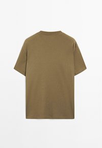 T-shirt verde oliva a maniche corte in cotone, con collo rotondo e una trama morbida. La vista sul retro mostra un design semplice senza grafiche.